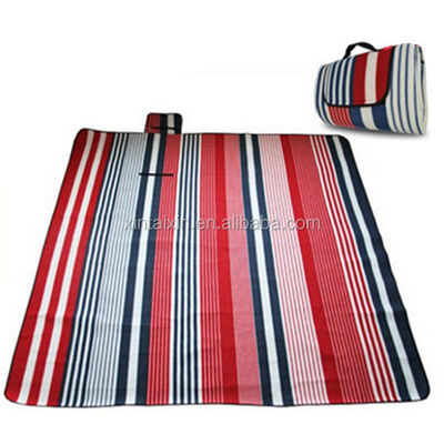Tapis pliable de sommeil de flanelle de tapis de pique-nique de tapis de plage capitonné par rayure de fabricant