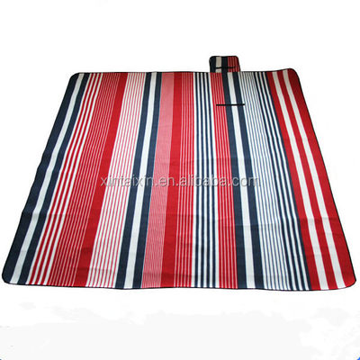 Tapis pliable de sommeil de flanelle de tapis de pique-nique de tapis de plage capitonné par rayure de fabricant