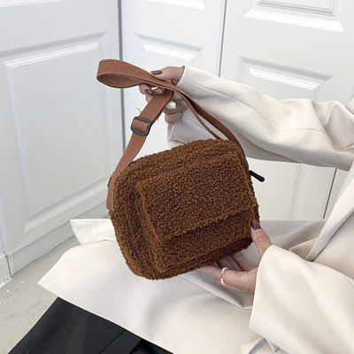 Croix de l'épaule des nouvelles de peluche les meilleur marché femmes de tissu - concepteur féminin Handbags de sac de petit d'agneaux de sac mortuaire de laine hiver pelucheux de fourrure