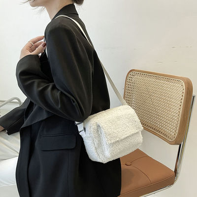 Croix de l'épaule des nouvelles de peluche les meilleur marché femmes de tissu - concepteur féminin Handbags de sac de petit d'agneaux de sac mortuaire de laine hiver pelucheux de fourrure