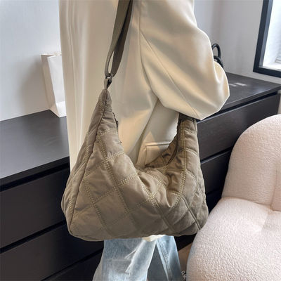 Sac léger d'aisselle d'épaule de sac de boulette de femmes de sac de messager d'hiver petit