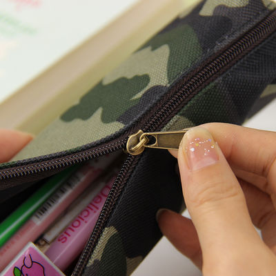 Poche cosmétique de paquet de dessin de boîte de papeterie de fournitures scolaires de sac de crayon de toile adaptée aux besoins du client par usine de trousse d'écolier de camouflage