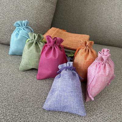 5,5 x 3,9 le cadeau de faveur de toile de jute de couleur de pouce 6 met en sac les sacs de cordon de toile pour les cadeaux et la noce