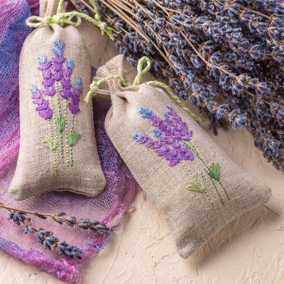 La poche de fleur de toile de jute de sacs de cordon met en sac le cadeau met en sac des poches de bijoux pour la noce de métier de DIY, 5X7 s'avance petit à petit