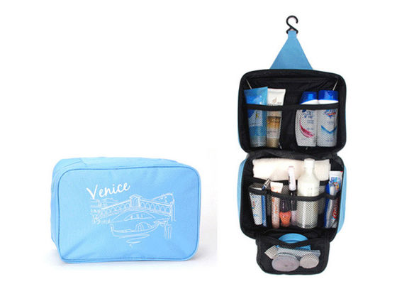 La toile bleue accrochent le sac d'article de toilette, sac de maquillage de voyage avec la copie faite sur commande
